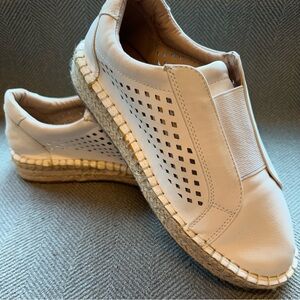 Unknown Brand woman’s casual shoe